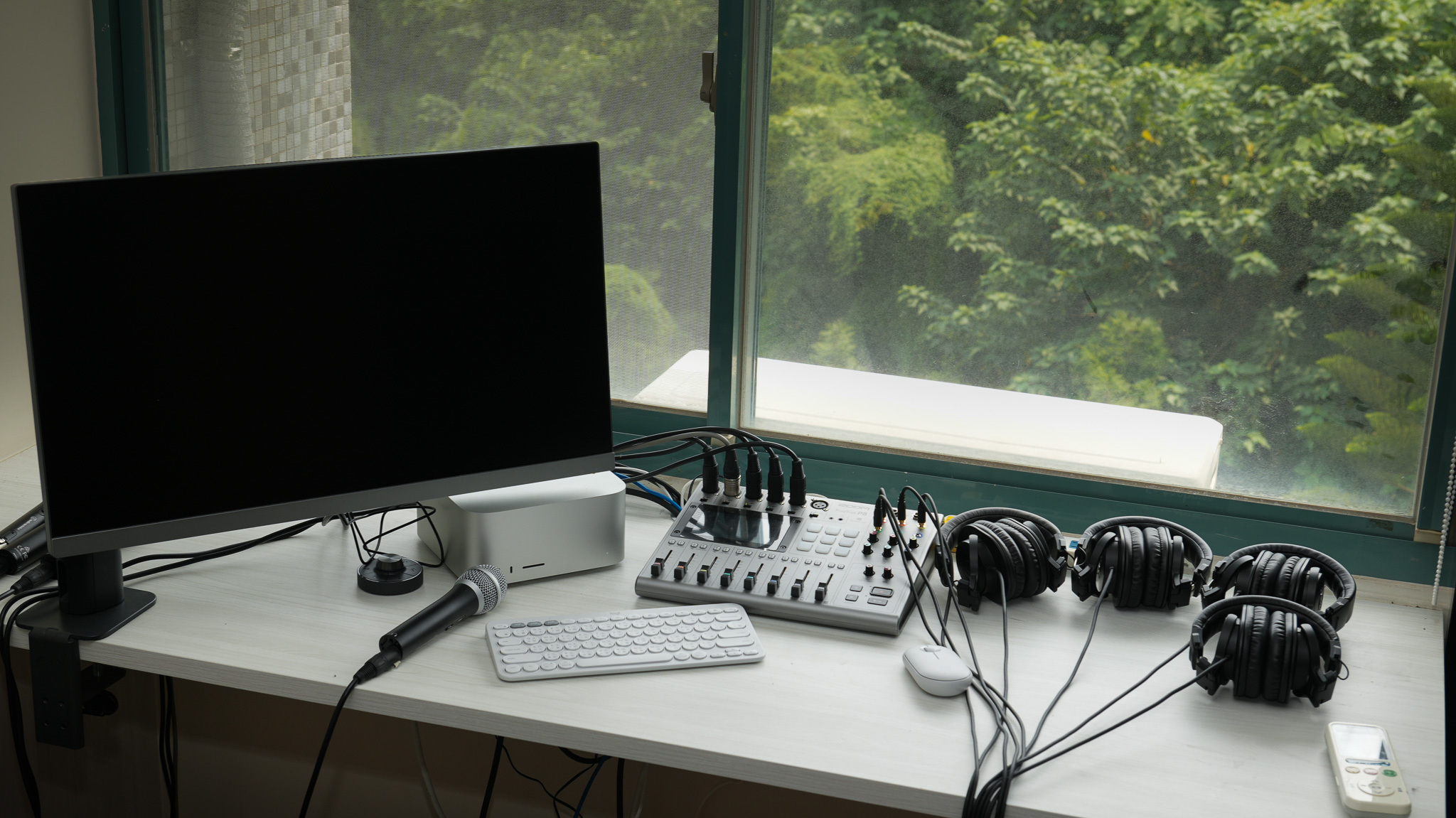 Bàn điều khiển âm thanh và bàn biên tập của phòng thu Podcast