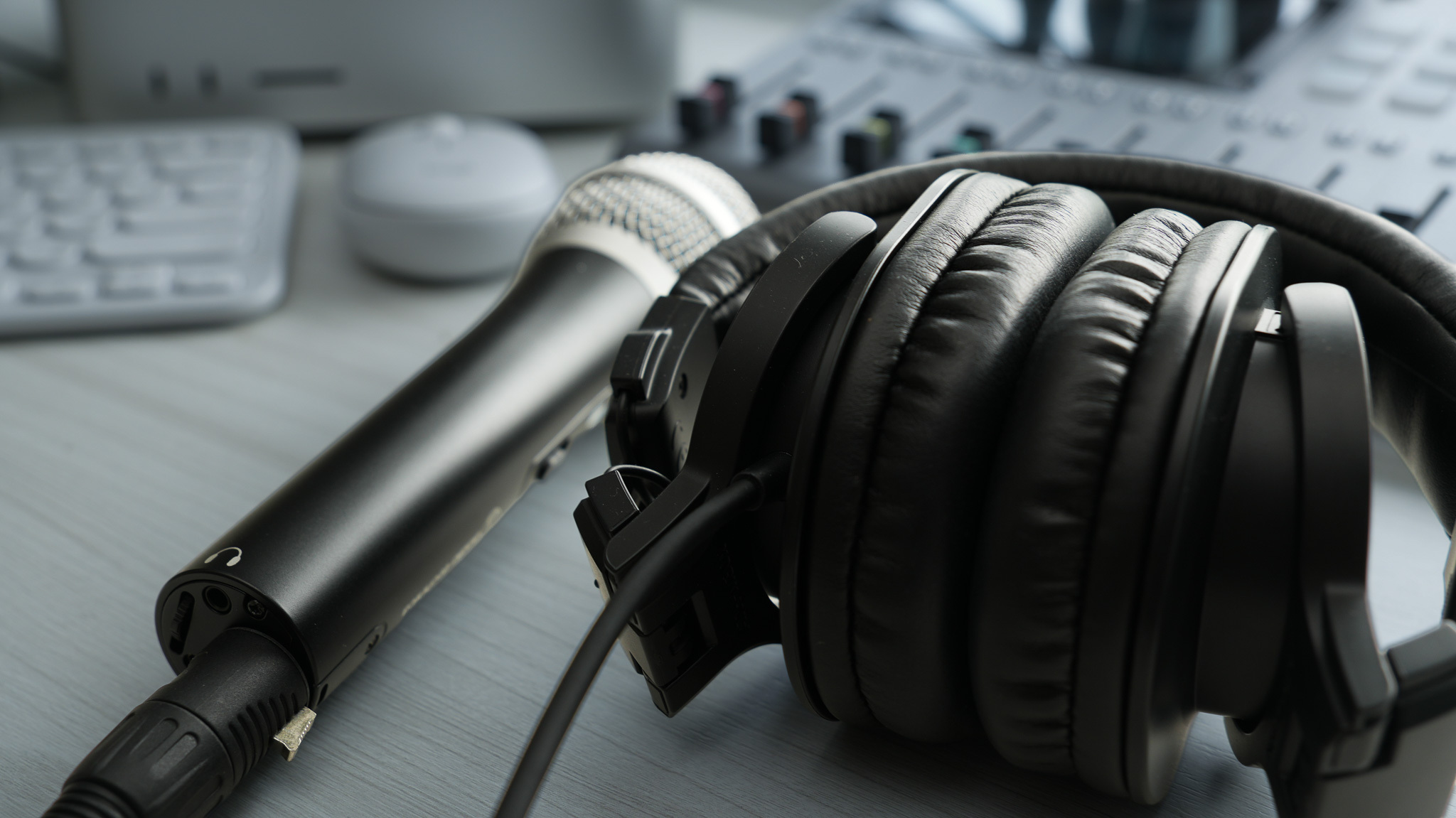Micro thu âm Podcast và tai nghe kiểm âm